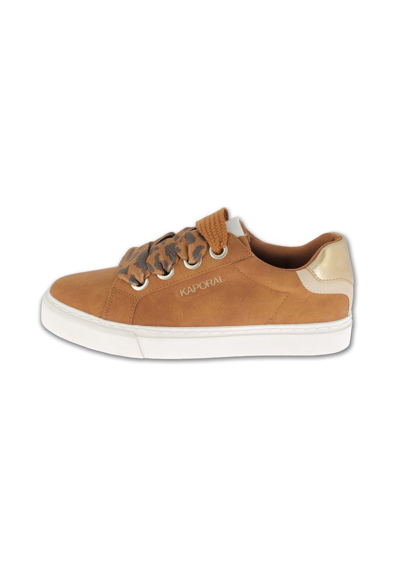 Tan suède sneaker met witte zool, voorzien van gemusterde veters, gouden accent op de hak en een gegraveerd logo op de zijkant.