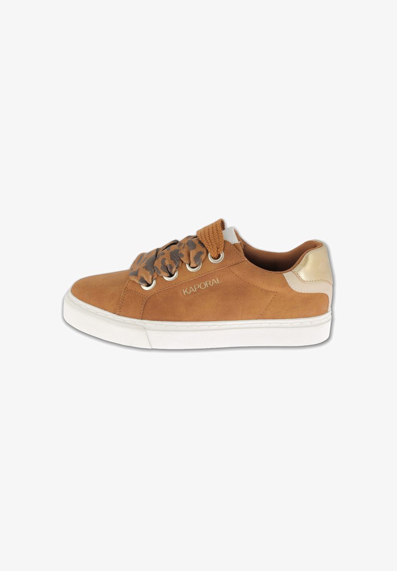 Tan ruskinds sneakers med hvid sål, prydet med mønstrede snørebånd, guldaccent på hælen og præget logo på siden.
