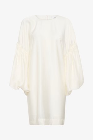 Abito avorio con una vestibilità rilassata, scollo rotondo e maniche a palloncino voluminose. Tessuto liscio e leggero con una leggera lucentezza. Chiusura con zip sul retro.