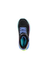Zapatillas Skechers con parte superior de malla negra, cordones azules, acentos multicolores y suela azul claro. Incluye una correa ajustable.