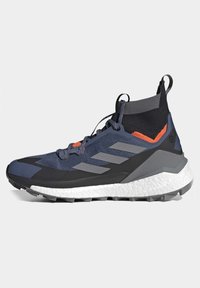 Herren-Laufschuh mit einem marineblauen Strickobermaterial, grauen Akzenten, orangefarbenen Details und einer strukturierten schwarzen Gummisohle mit mittlerer weißen Polsterung.