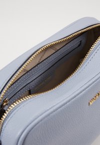 MICHAEL Michael Kors JET CAMERA - Mala a tiracolo - pale blue