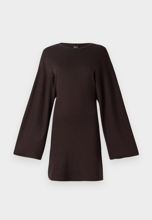 Ciemnobrązowa bluzka z długim rękawem o luźnym kroju, szerokimi rękawami, okrągłym dekoltem i miękkiej teksturze materiału. Gładka powierzchnia bez widocznych wzorów.