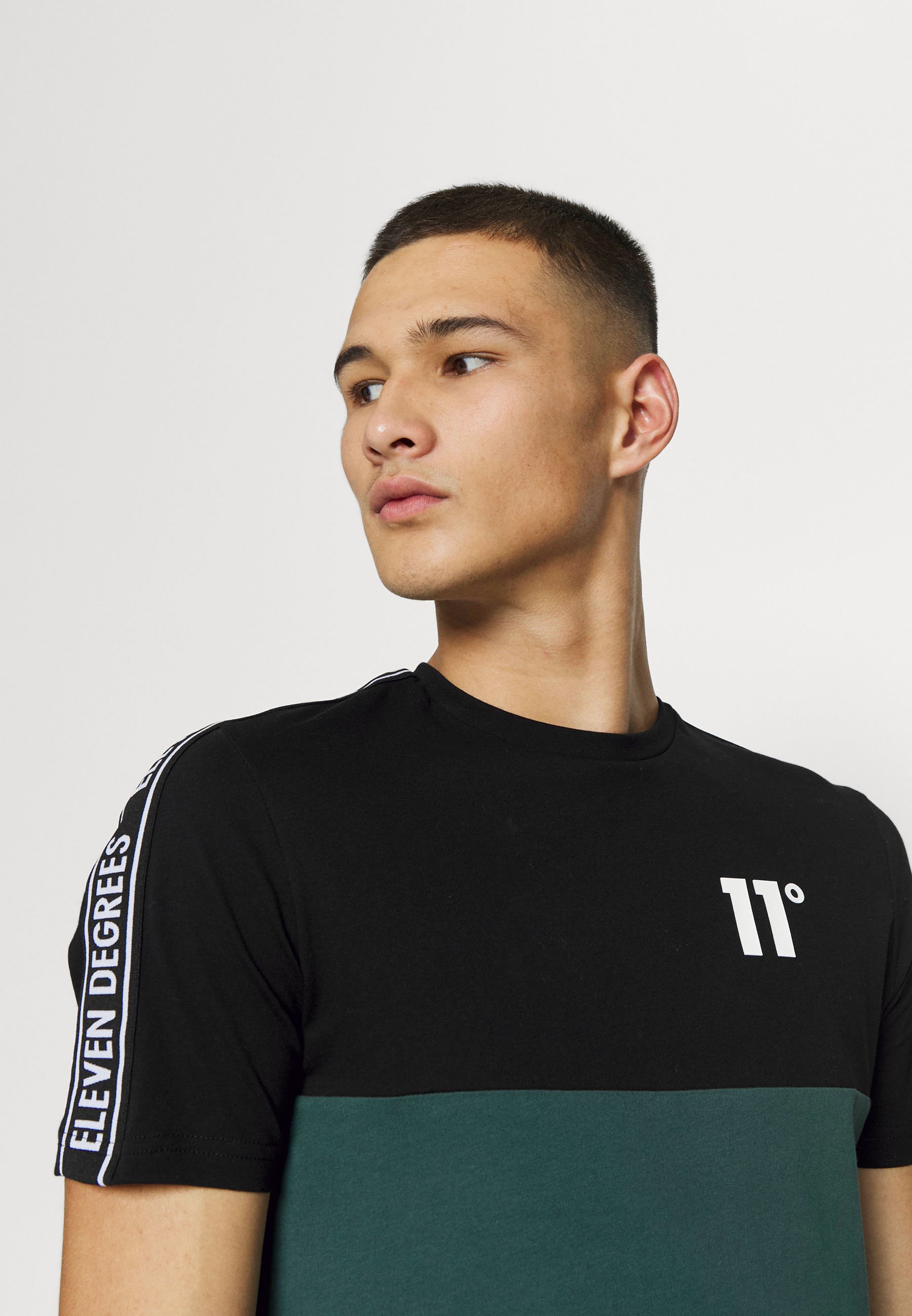 11 DEGREES COLOUR BLOCK TAPED - Camiseta estampada - darkest spruce  green/black /white/verde oscuro - Zalando.es
