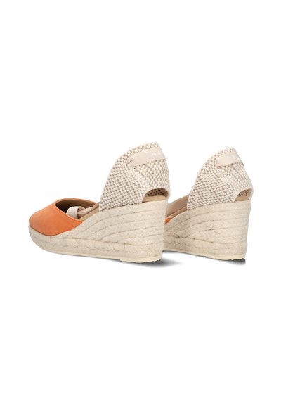 Oranje suède espadrille-wedge schoenen met een geweven beige achterkant, voorzien van een gestructureerd oppervlak en een juten zool.
