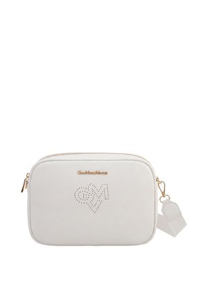 Borsa a tracolla rettangolare bianca con cerniera dorata, tracolla staccabile, motivo a cuore traforato e iniziali, e nome del marchio in oro sul davanti.