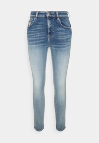 Slim fit jeans i urblekt blå denim, med knappstängning och femfickdesign. Ljus tvätt övergår till en mörkare blå nyans högst upp.