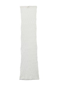 Bufanda tubular larga de punto blanca con un sutil estampado floral y un pequeño detalle de lazo en el borde superior.