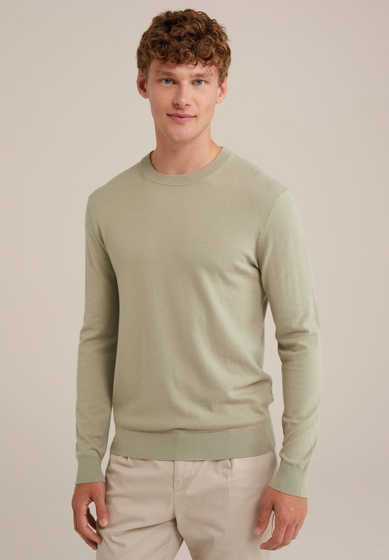 Suéter verde claro de tejido suave, con un cuello redondo y mangas largas, que presenta puños y dobladillo acanalados.