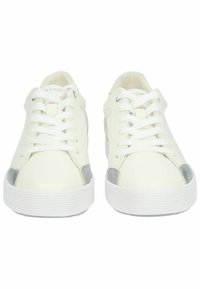 Sneakers bianchi con tomaia in pelle liscia, dettagli grigi sulla punta e suola in gomma bianca testurizzata. Presentano un classico design con lacci.