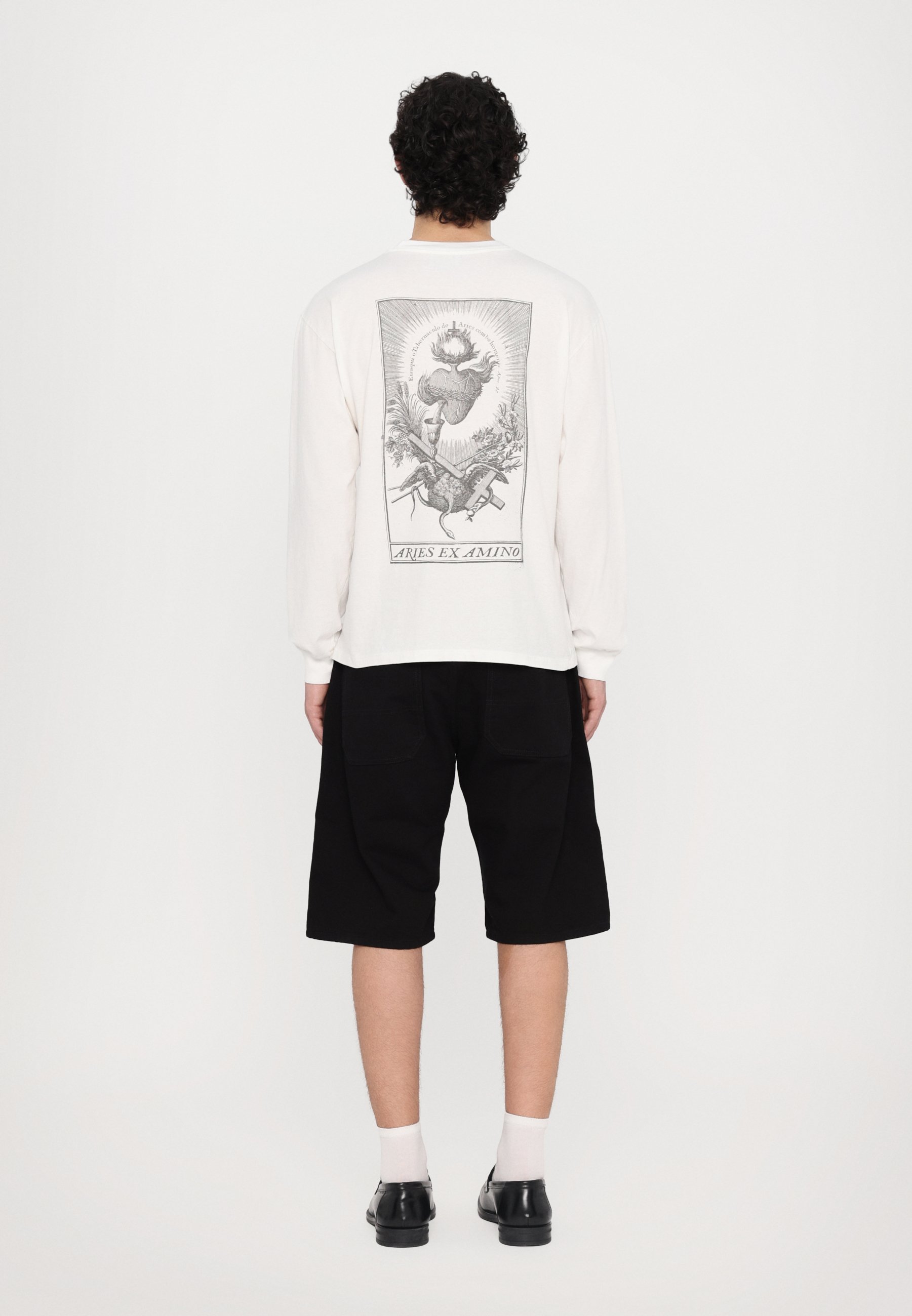【関送無料】 Aries Faded Aries Ex Amino ロゴ Tシャツ Aries Faded Aries Ex Amino T-Shirt Off White | END. (AR)