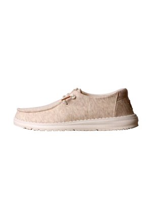 Beige casual instapschoen met een textuurstof bovenwerk, witte zool en twee gaten met koordachtige veters op een witte achtergrond.