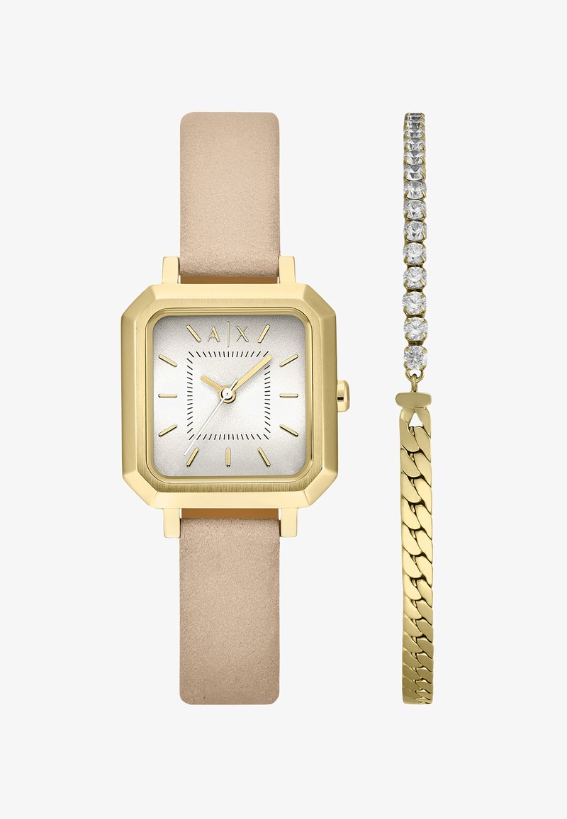 Auksinės spalvos kvadratinis laikrodis su šviesiai kreminės spalvos odine apyranke ir sidabriniu strukturiniu ciferblatu, kartu su auksine grandinėlės apyranke, dekoruota skaidriais kubiniais cirkoniais.