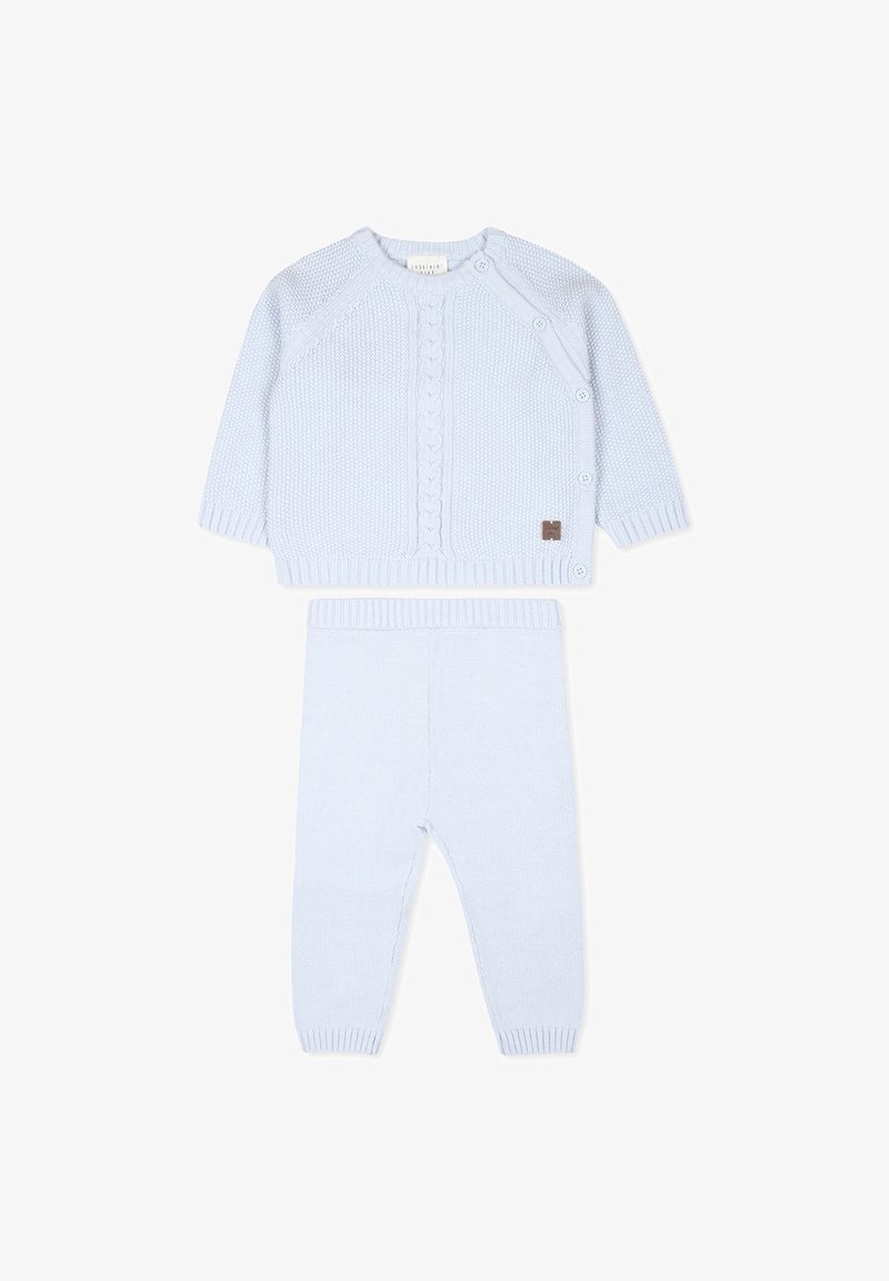 Completo lavorato a maglia di colore azzurro chiaro, composto da un cardigan a maniche lunghe con motivo a trecce e pantaloni coordinati. Presenta bottoni sul cardigan e dettagli a costine.