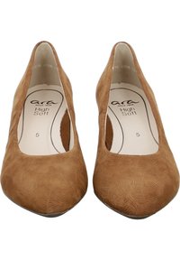 Zapatos de tacón alto de gamuza marrón con punta afilada, que presentan un patrón de hojas texturizado y una plantilla acolchada para mayor comodidad.