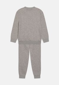 Sivi pamučni dukserica i hlače set, s rebrastim manžetama i pojasom, glatke teksture i opuštenog kroja.