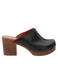 Zoccolo in pelle nera con punta arrotondata, tacco in legno e cuciture a contrasto lungo il bordo superiore; design semplice e moderno.