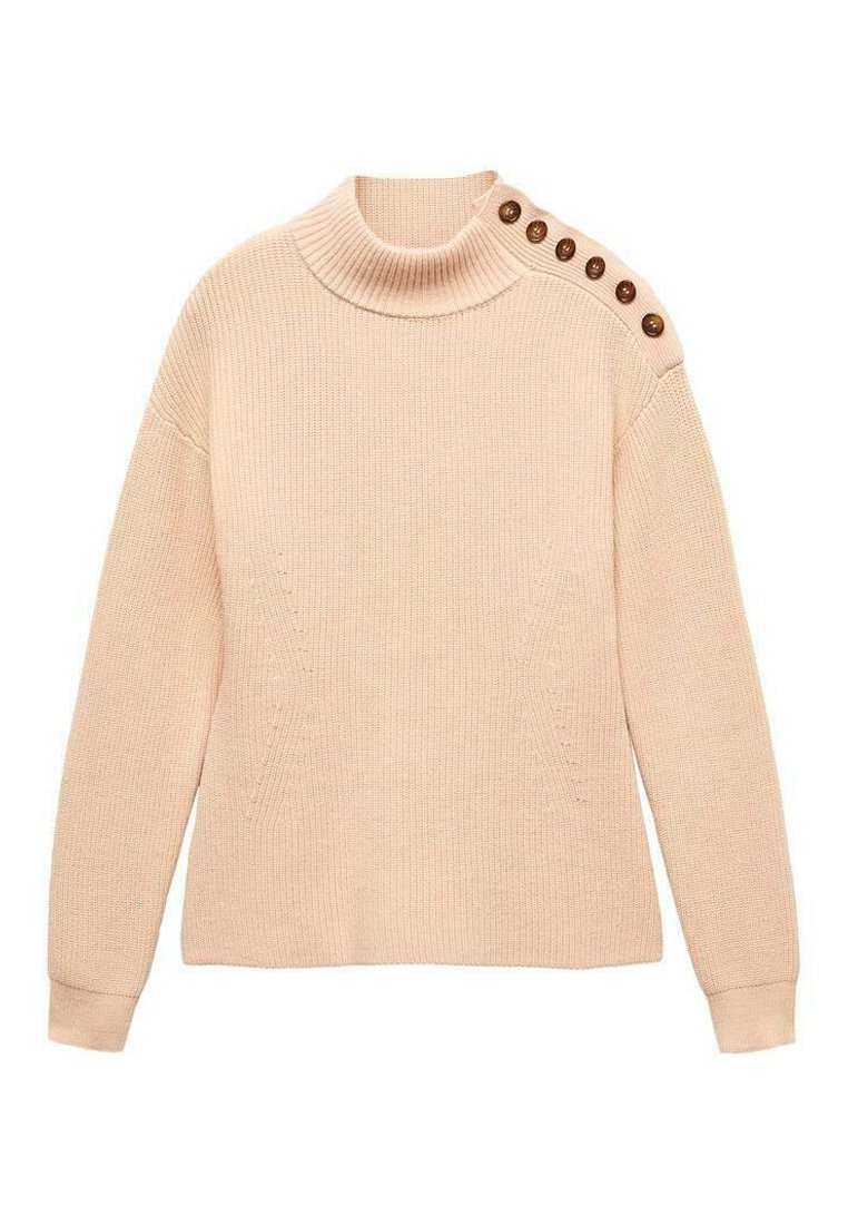 Beige gebreide trui met geribde hoge hals en zes bruine knopen langs de zijnaad van de linkerschouder, lange mouwen en een subtiel textuurpatroon aan de voorkant.