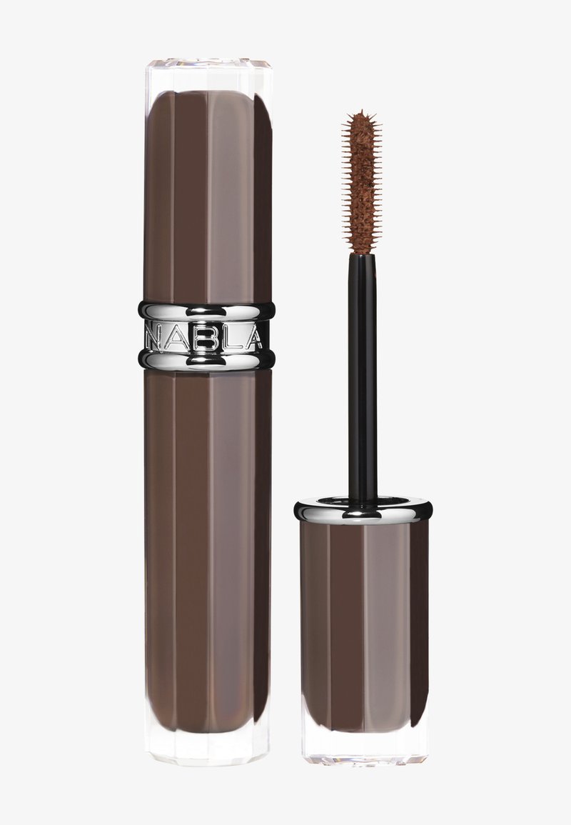 Gel à sourcils brun dans un tube rectangulaire transparent avec des accents argentés. L'applicateur est doté de petites brosses pour une application précise.