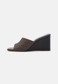 Sandales à talon en bois marron avec une tige texturée présentant un motif géométrique, un design à bout ouvert et un talon en bois noir pour la stabilité.