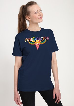 Granatowa koszulka z krótkim rękawem, zdobiona kolorową grafiką z napisem "Bądź odważny!" oraz kwiatami, niedźwiedziem i tęczowymi akcentami. Luźny krój.