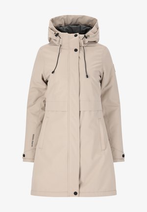 Giacca impermeabile beige con cappuccio regolabile, zip frontale e bottoni a pressione. Presenta due tasche laterali e un tessuto leggero.