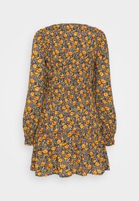 Vestido de manga larga con estampado floral, fondo negro con patrones en naranja, morado y verde, cintura fruncida y falda acampanada.