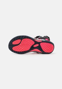 Sandalo sportivo con suola in gomma texture. Presenta una combinazione di colori nero e rosa, cinturini regolabili e un plantare sagomato per il supporto.