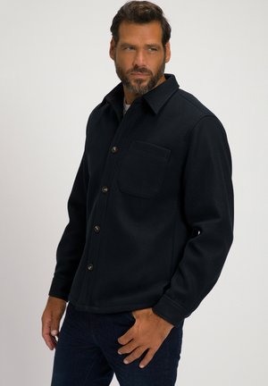 Donkerblauw button-up jas van een wolblend stof, met een kraag, een enkele borstzak en een getailleerde pasvorm.