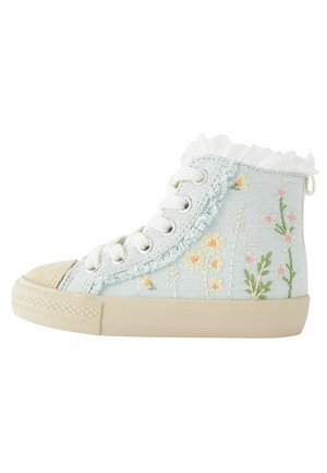 Hellblaue High-Top-Sneaker aus Denim mit Blumenstickerei. Mit einer cremefarbenen Gummisohle und einem Schnürdesign mit Rüsche am Knöchel.