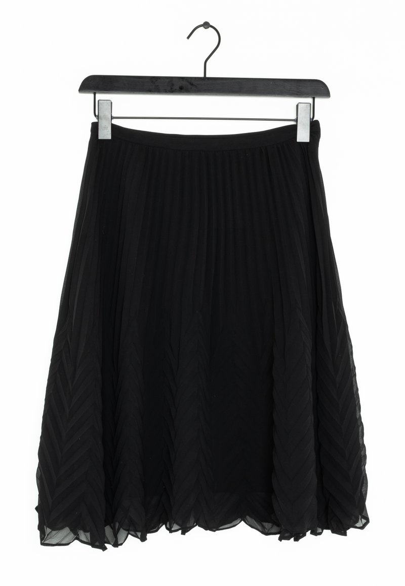 Mustat poimutetut hameet, jotka ovat ilmaa ja kerrosrakenteisia. Valmistettu kevyestä kankaasta, jossa on chevron-kuvio, roikkuen yksinkertaisesta metallikoukusta.