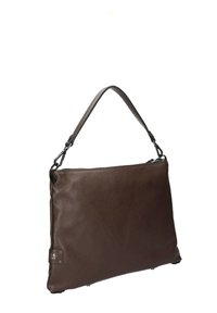 Borsa a spalla in pelle marrone con superficie texture, forma rettangolare slim, una tracolla corta e un logo in metallo come accentuazione sul lato.