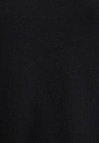 Vollschwarzer strukturierter Stoffhintergrund mit subtil erkennbarer Webmuster.