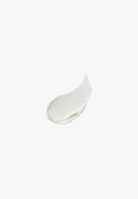 Hvid, cremet kosmetisk lotion med en glat, skinnende tekstur, vist som en lille, buet stribe på en ensartet baggrund.