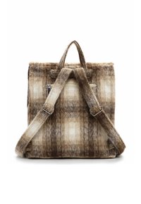 Náměstíkový batoh s nastavitelnými popruhy, horním madlem a béžovo-hnědým kostkovaným plyšovým materiálem s kapsou na zip na zadní straně.