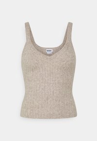 Beige geribbelde gebreide tanktop met een V-hals en brede schouderbanden. Zachte textuur met een aansluitende pasvorm. Merkenlabel zichtbaar aan de binnenkant.