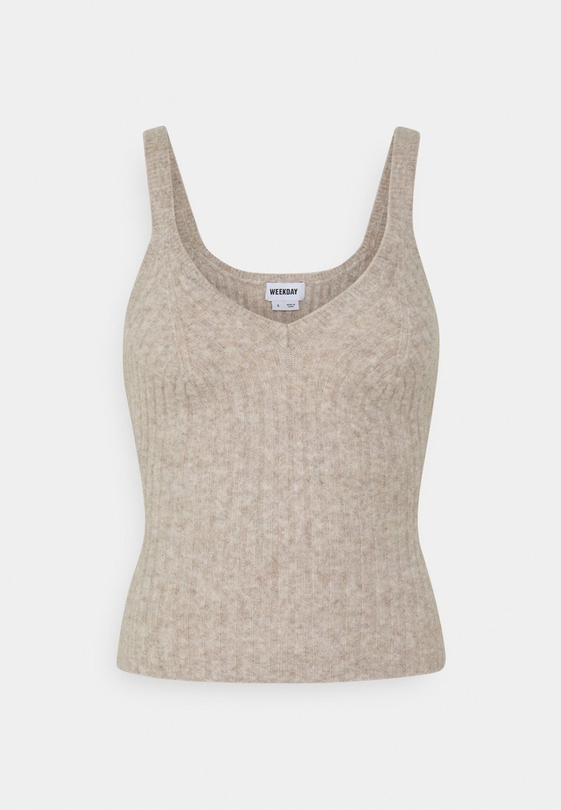Beige geribbelde gebreide tanktop met een V-hals en brede schouderbanden. Zachte textuur met een aansluitende pasvorm. Merkenlabel zichtbaar aan de binnenkant.