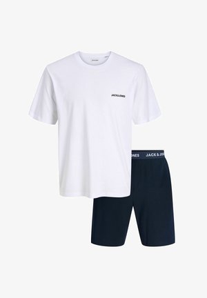 Valge lühikeste varrukatega T-särk, millel on väike "JACK & JONES" logo, koos tumesiniste lühikesed pükste ja bränditud elastse vöökoha detailiga.