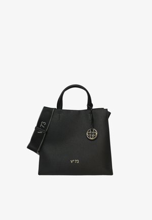 Zwarte leren tote bag met gestructureerde afwerking, dubbele handgrepen en een afneembare schouderband. Voorzien van een goudkleurig circulair logoaccent.