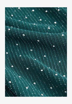 Türkiz kötött anyag, amelynek texturált bordázott mintája van, és szórványosan elhelyezett fényes ezüst gyöngyökkel díszített.