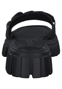 Černé platformové sandály s širokými pásky, texturovanou podrážkou a zaoblenými okraji. Mají silnou gumovou podrážku s výraznými drážkami pro lepší uchopení.