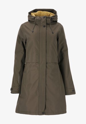 Manteau imperméable vert olive avec capuche, fermeture éclair à l'avant, poches latérales et cordons de serrage élastiques ; présente une doublure jaune et des accessoires noirs.