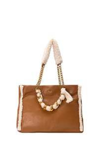 Bolso de cuero marrón con acentos de felpa blanca, correas de cadena y ribete decorativo de pompones. Presenta un logo de marca en la parte delantera.