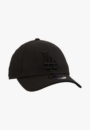 Musta beisballi müts, mis on valmistatud tekstuuriga kangast ja millel on tikitud LA logo. Omab kaardus visiiri ja nupukinnitusmehhanismi.