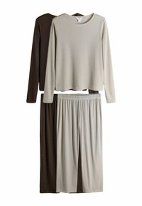Gelaagde slaapkledingset bestaande uit een bruin top met lange mouwen, een gestreept beige top en bijpassende broek met elastische tailleband. Zachte, geribbelde textuur.