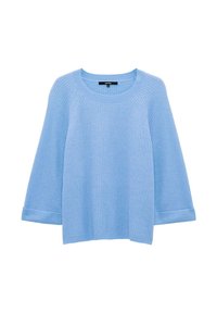 Pull en maille côtelée bleu clair avec un col rond, des manches trois-quarts et une coupe décontractée. Le tissu semble doux et texturé.