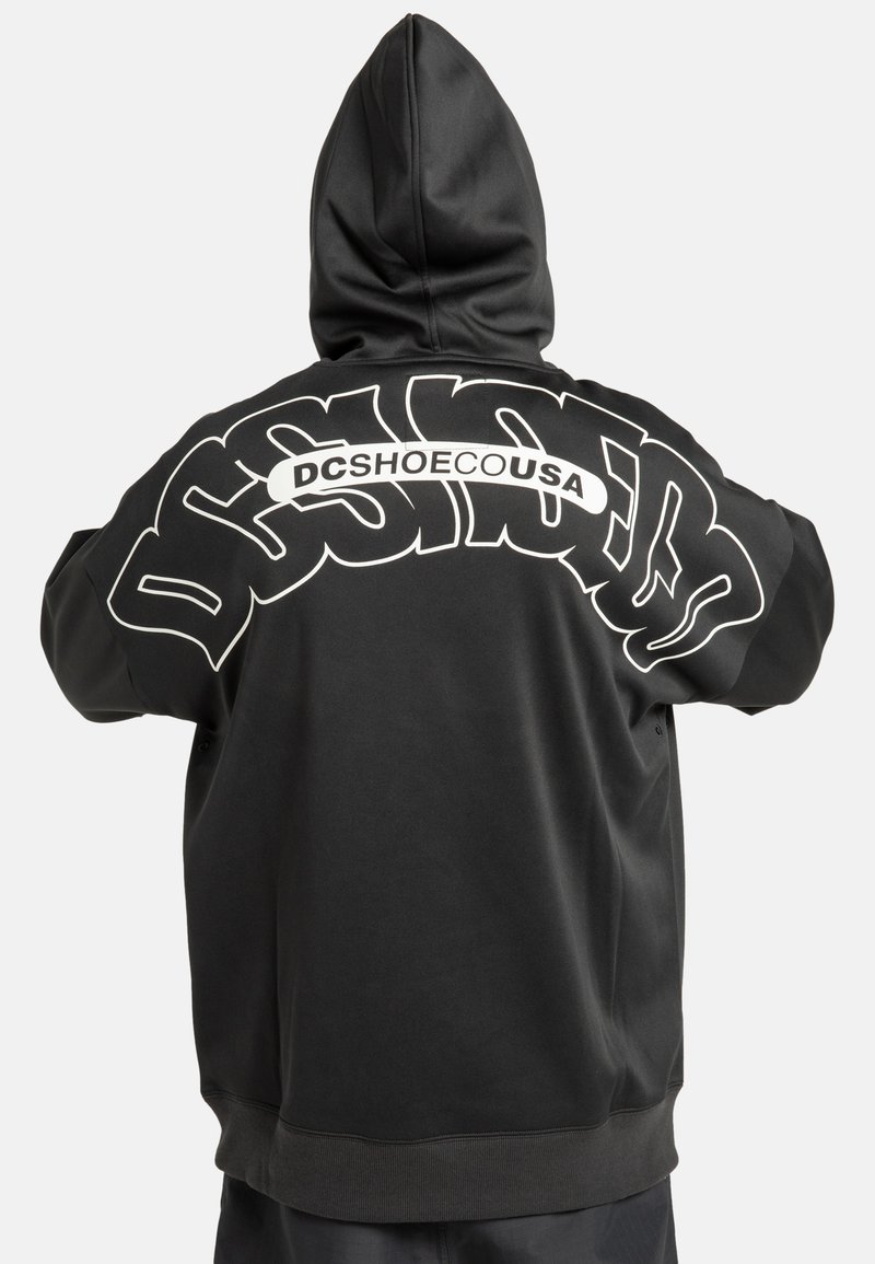 Zwarte hoodie met een grote witte graphic op de achterkant met de tekst "DCSHOECOUSA." Voorzien van een capuchon met trekkoord en geribde boorden.