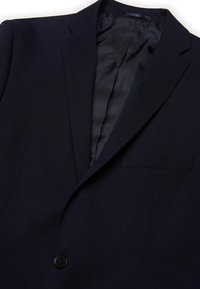 Blazer azul marino, diseño de un solo botón, solapa con muesca, bolsillo frontal, tela texturizada, forro suave y un detalle de botón negro único.