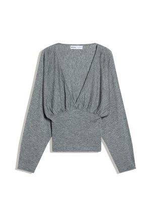Sivý pletený top s dlhým rukávom, hlbokým výstrihom do V, zhrnutým prsiam a priliehavým pásom, položený na bielom pozadí.
