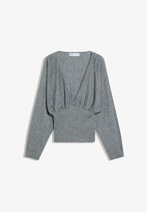 Haut en maille gris à manches longues avec décolleté en V profond, buste froncé et taille ajustée, posé à plat sur un fond blanc.